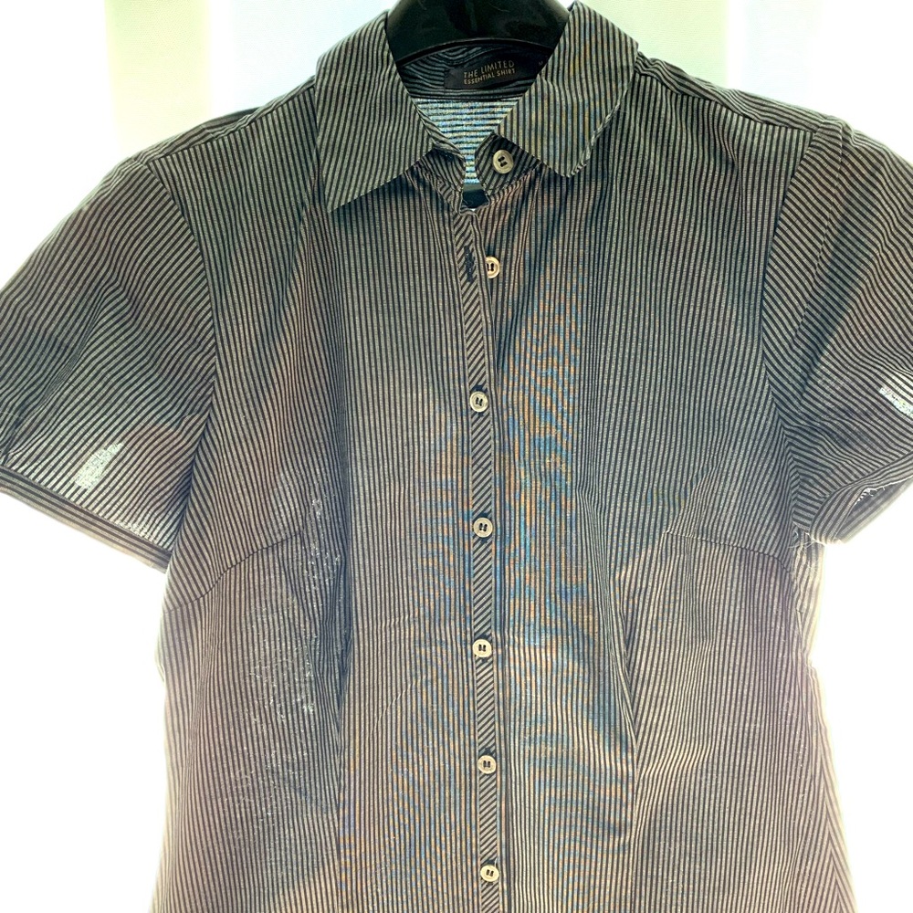 The Limited Essential Shirt size medium